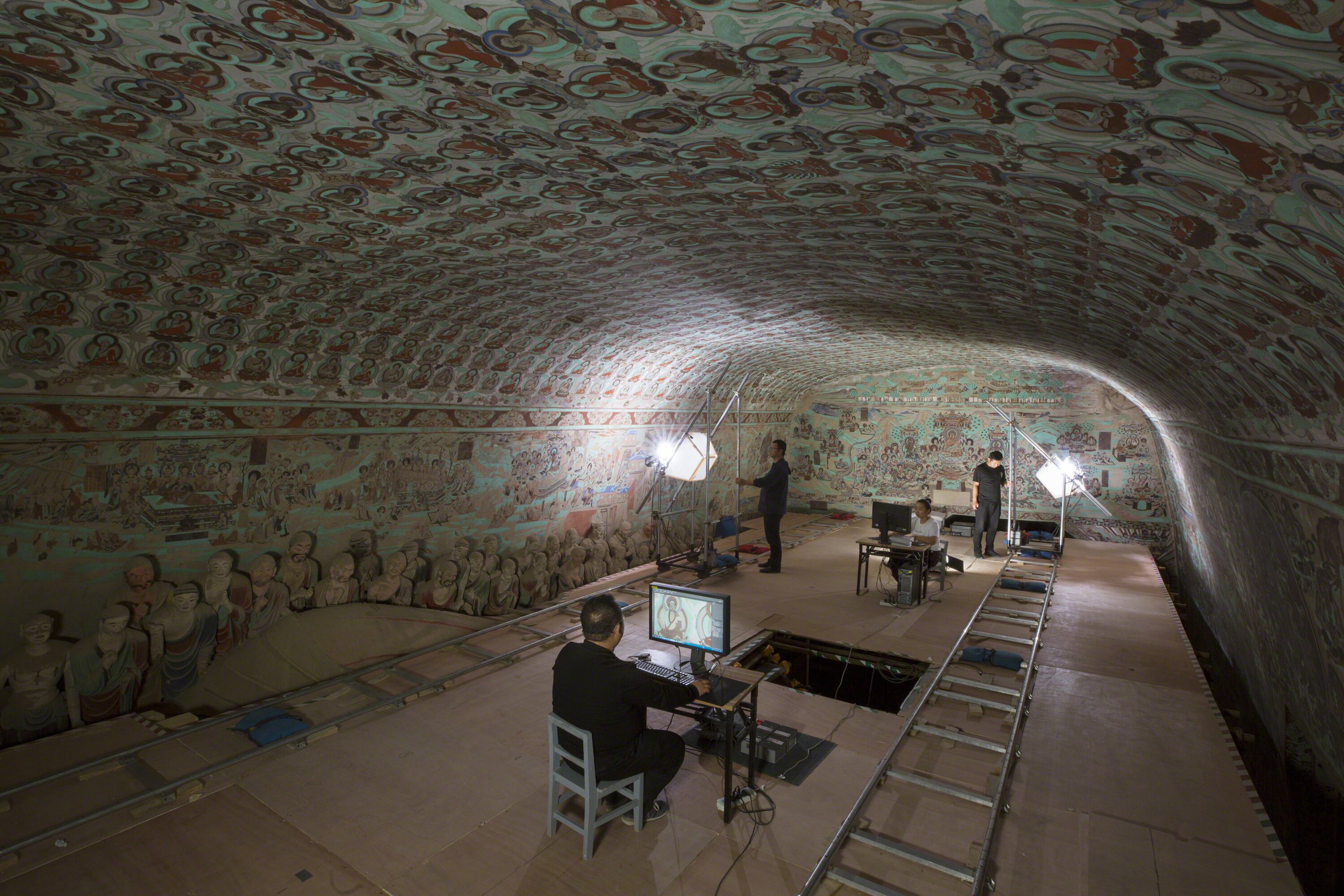 敦煌研究院文物数字化团队在莫高窟第148窟工作现场。敦煌研究院供图